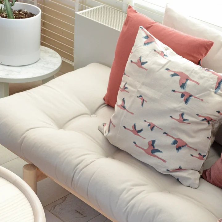 Pace Daybed von Karup mit bunten Kissen