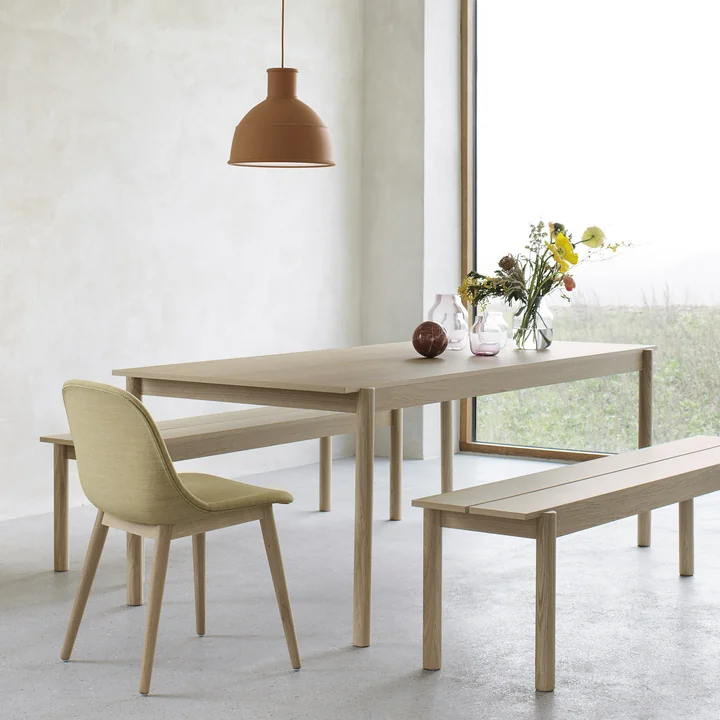 Linear Wood Esstisch und Bank sowie Unfold Pendelleuchte von Muuto