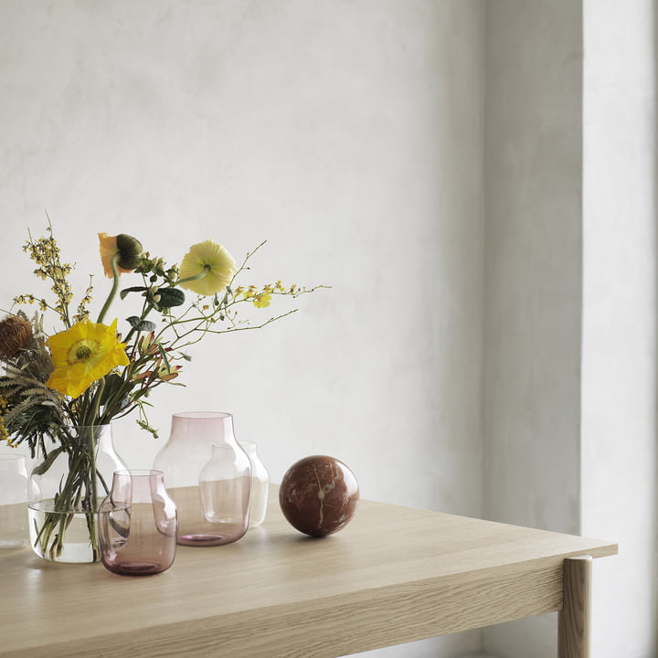 Linear Wood Esstisch und Silent Vase von Muuto