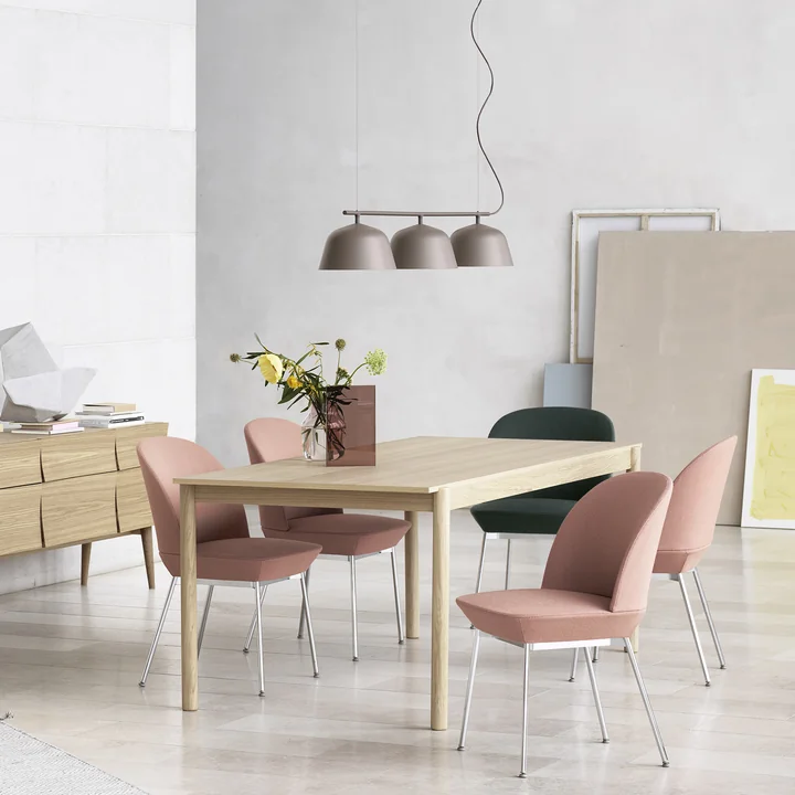Linear Wood Esstisch mit Olso Side Chair, Reflect Sideboard und Ambit Rail Pendelleuchte von Muuto