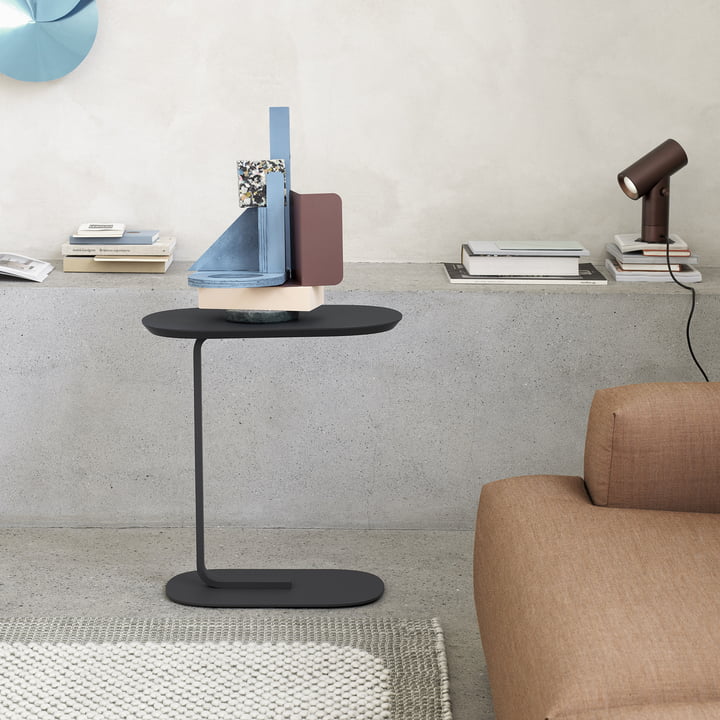 Relate Side Table von Muuto neben dem Sofa