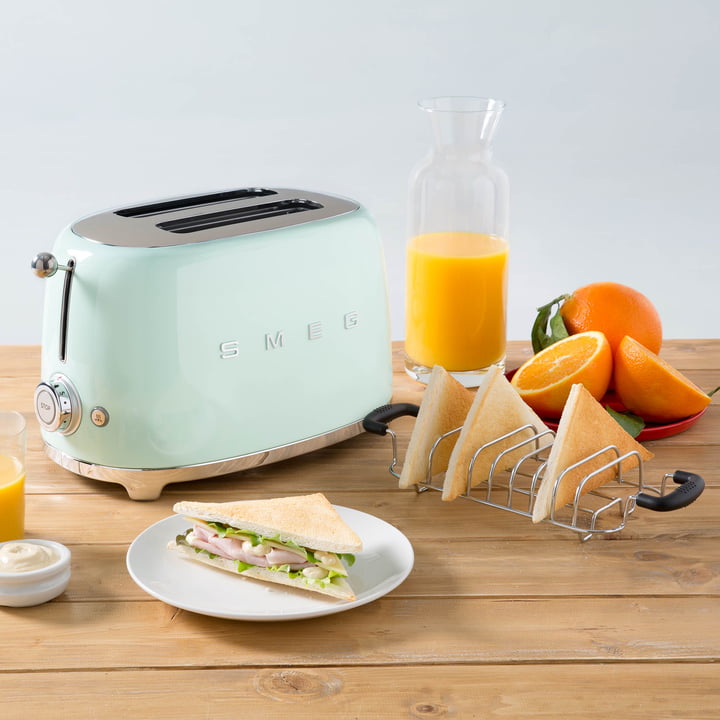 2-Scheiben Toaster TSF01 in pastellgrün von Smeg auf dem Frühstückstisch