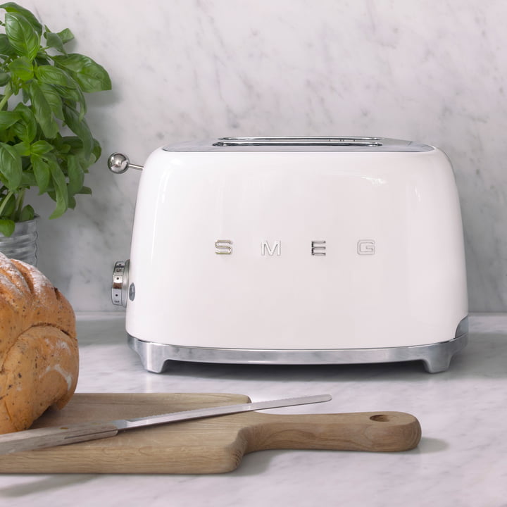 2-Scheiben Toaster TSF01 in weiß von Smeg auf der Küchenzeile