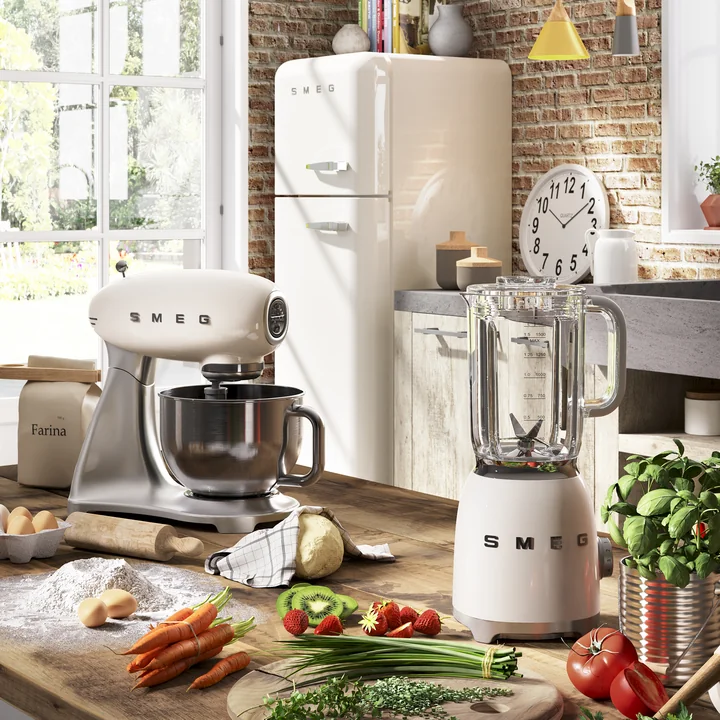 Küchenmaschine SMF02 und Standmixer 1,5 l (BLF01) in creme von Smeg in der Küche