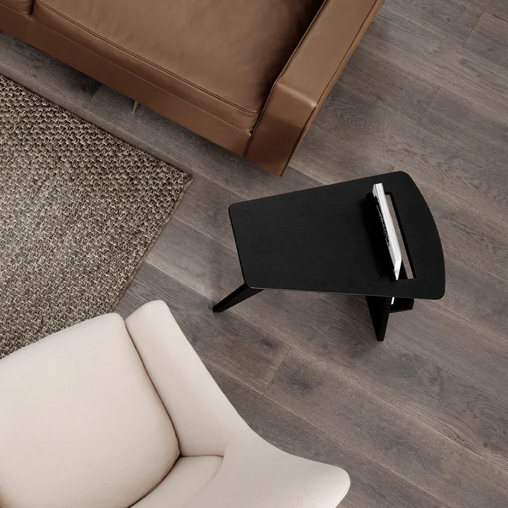 Risom Magazin Beistelltisch in Eiche schwarz lackiert von Fredericia neben Sofa und Sessel