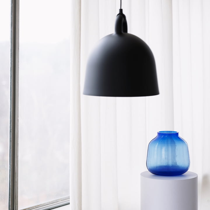 Step Vase H 23 cm in blau von Normann Copenhagen auf einem Podest