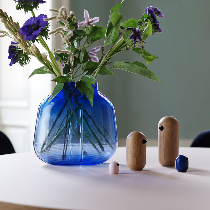Step Vase H 23 cm in blau von Normann Copenhagen mit Blumenstrauß