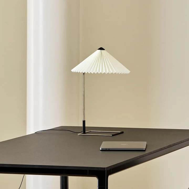 Matin LED Tischleuchte S, weiß von HAY auf dem Tisch