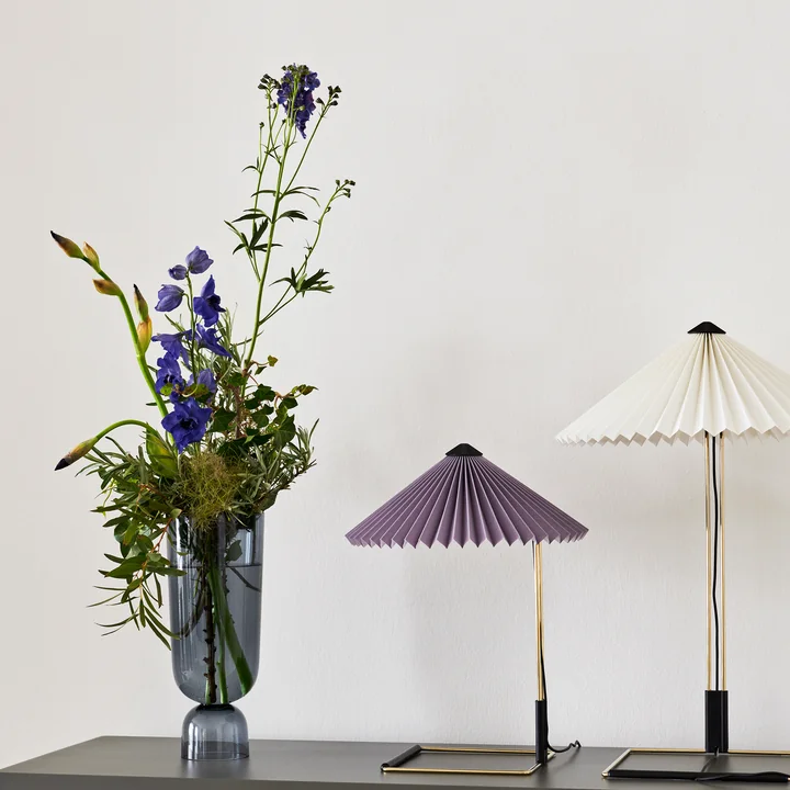 Matin LED Tischleuchte von HAY auf dem Sideboard