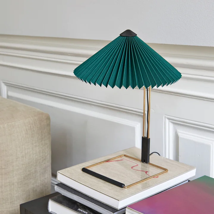 Matin LED Tischleuchte S, grün von HAY auf dem Sideboard