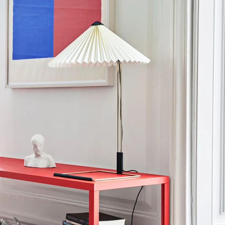 Matin LED Tischleuchte L, weiß von HAY auf dem Sideboard