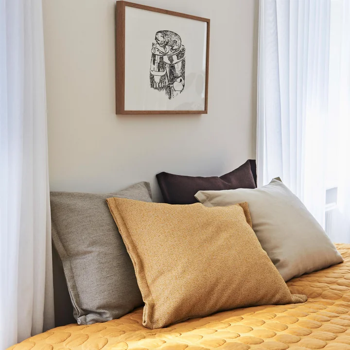 Plica Sprinkle Kissen von HAY auf dem Bett arrangiert