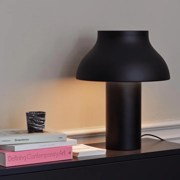 Marbled Cup, Ø 8 x H 7,5 cm in schwarz und PC Table Lamp von HAY