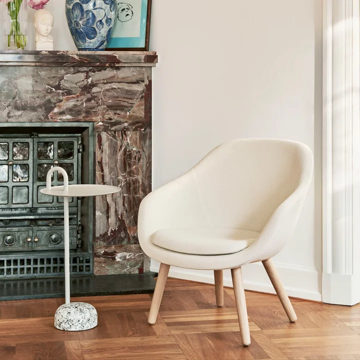 Bowler Beistelltisch von HAY neben dem AAL 82