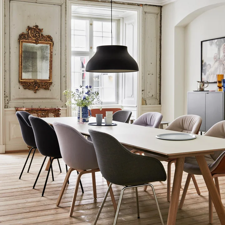 PC Pendelleuchte von HAY über dem Esstisch