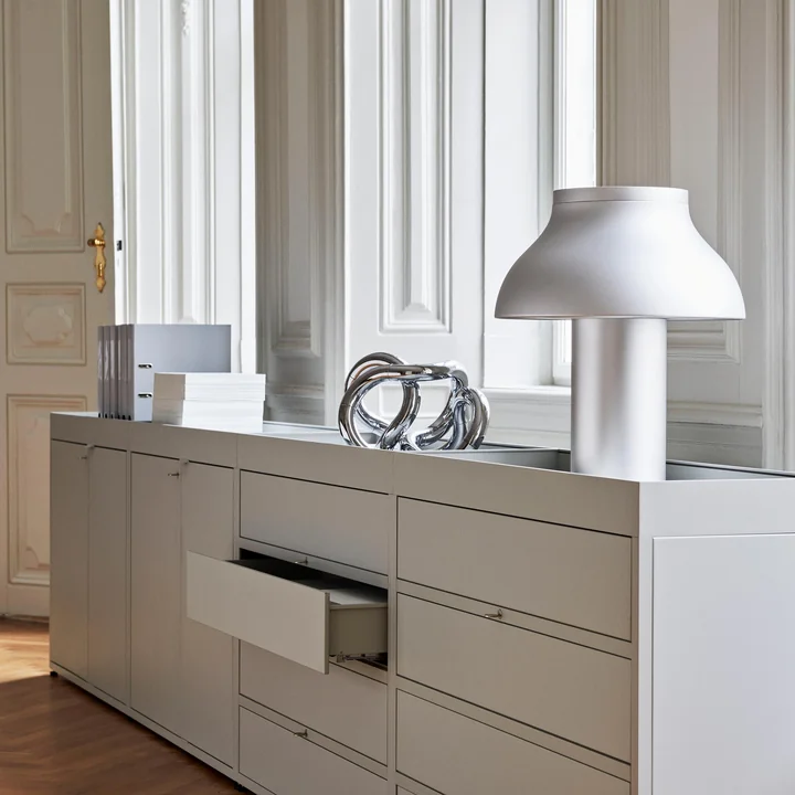 PC Tischleuchte von HAY auf dem Sideboard