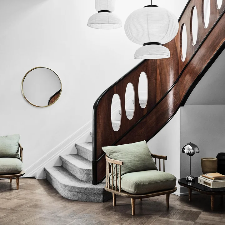Sillon Wandspiegel von &Tradition im Treppenaufgang