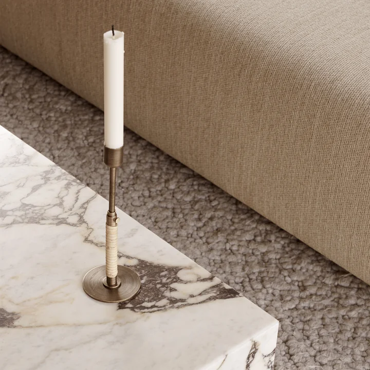 Duca Kerzenhalter in Messing brüniert auf dem Plinth Couchtisch Audo