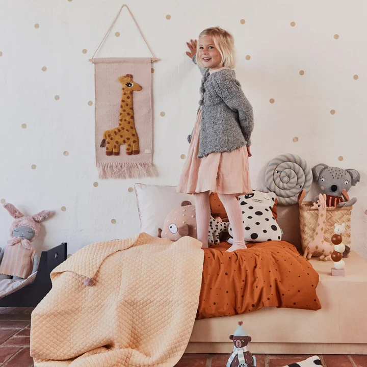 Kinder-Wandteppich mit Tiermotiv, Giraffe / rose von OYOY an der Wand