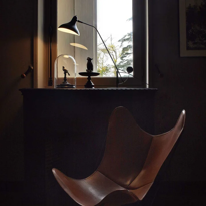 Mantis BS3 Tischleuchte, schwarz von DCW auf der Fensterbank 