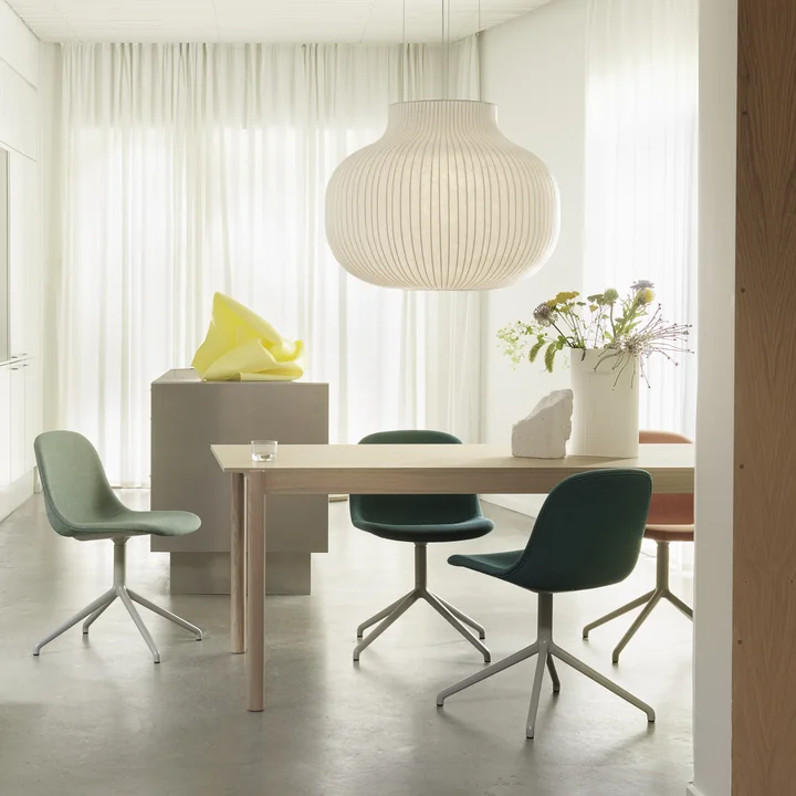 Strand Pendelleuchte und Ridge Vase von Muuto
