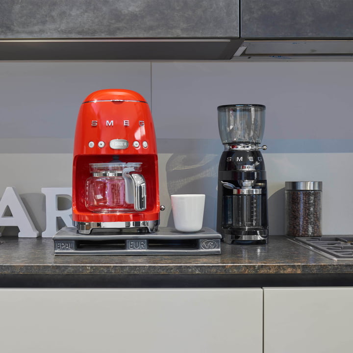 Kaffeemühle in schwarz und Kaffeemaschine in rot von Smeg