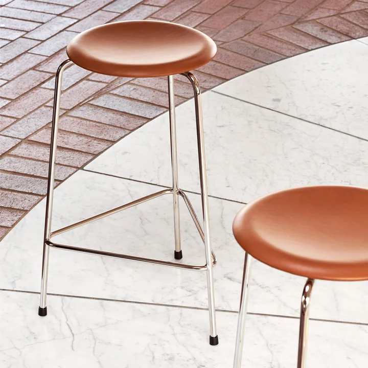 Dot Barhocker H 65 cm von Fritz Hansen in Leder walnussfarben / Untergestell Chrom