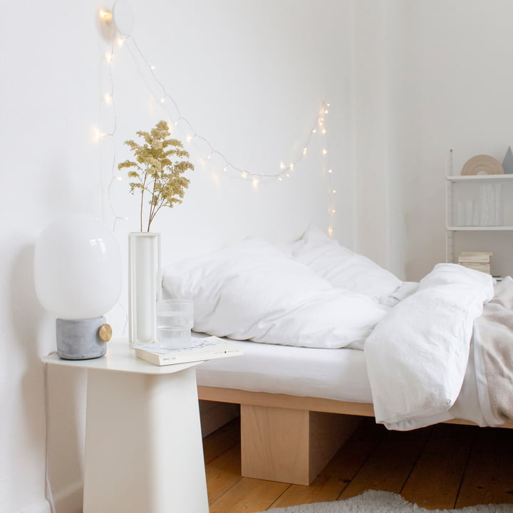 Skandi Schlafzimmer mit Lichterkette