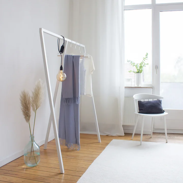 Ankleidezimmer mit HAY Loop Garderobenständer