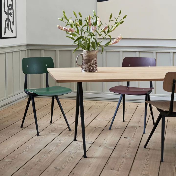 Marbled Jug, Result Stuhl und Pyramid Tisch von HAY