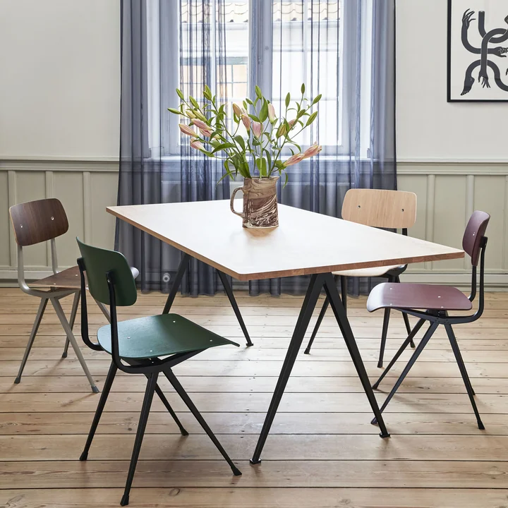 Pyramid Tisch, Marble Jug und Result Stuhl von HAY