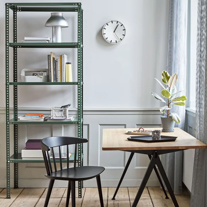 J104 Chair, Pyramid Tisch, Shelving Unit und Analog Uhr von HAY