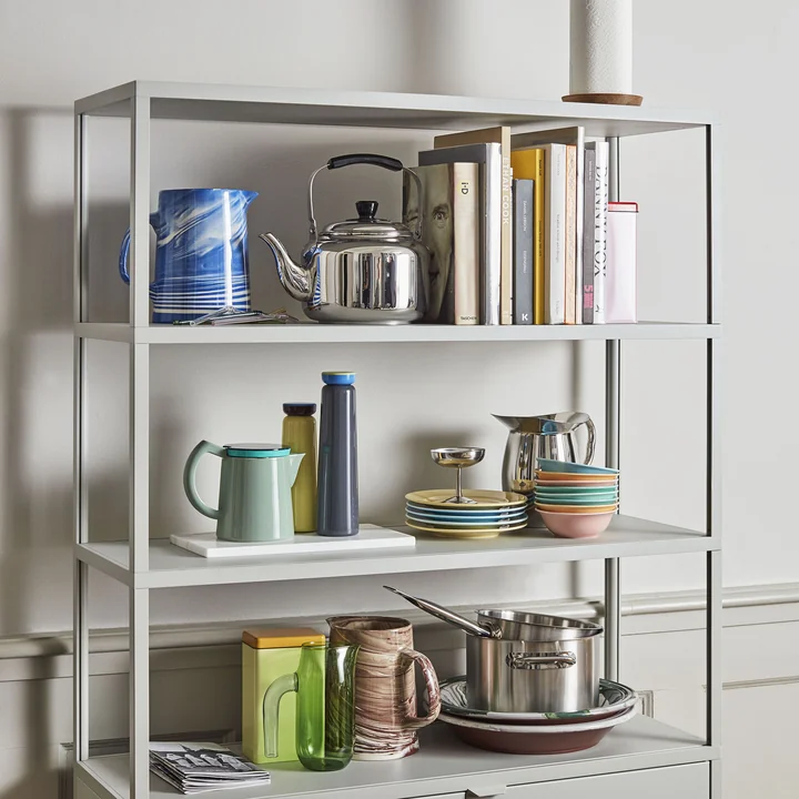 Verschiedene Utensilien von HAY im New Order Regal