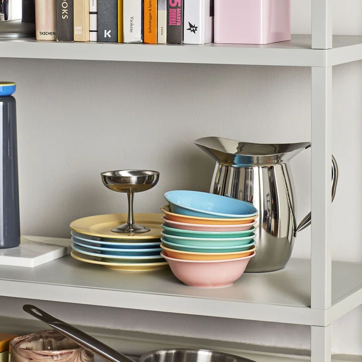 Indische Stahlkaraffe, Rainbow Schale und Teller und Italienischer Eisbecher von HAY