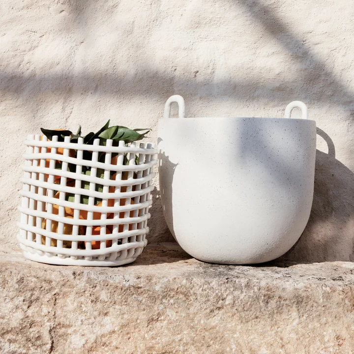 Speckle Pflanzentopf und Keramik Korb von Ferm Living in off-white