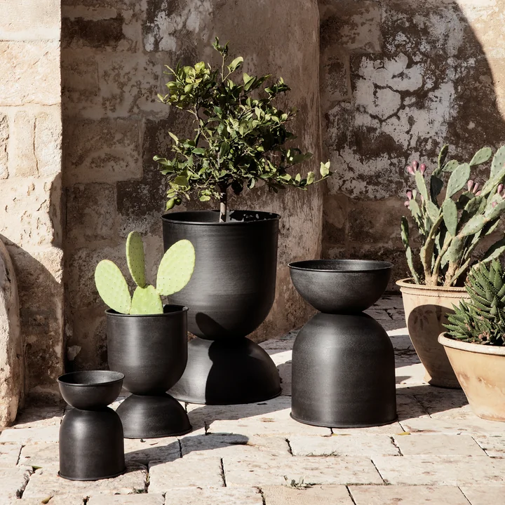 Hourglass Blumentopf von Ferm Living in verschiedenen Größen