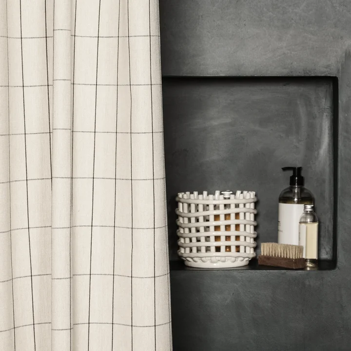 Chambray Duschvorhang und der Keramik Korb von Ferm Living
