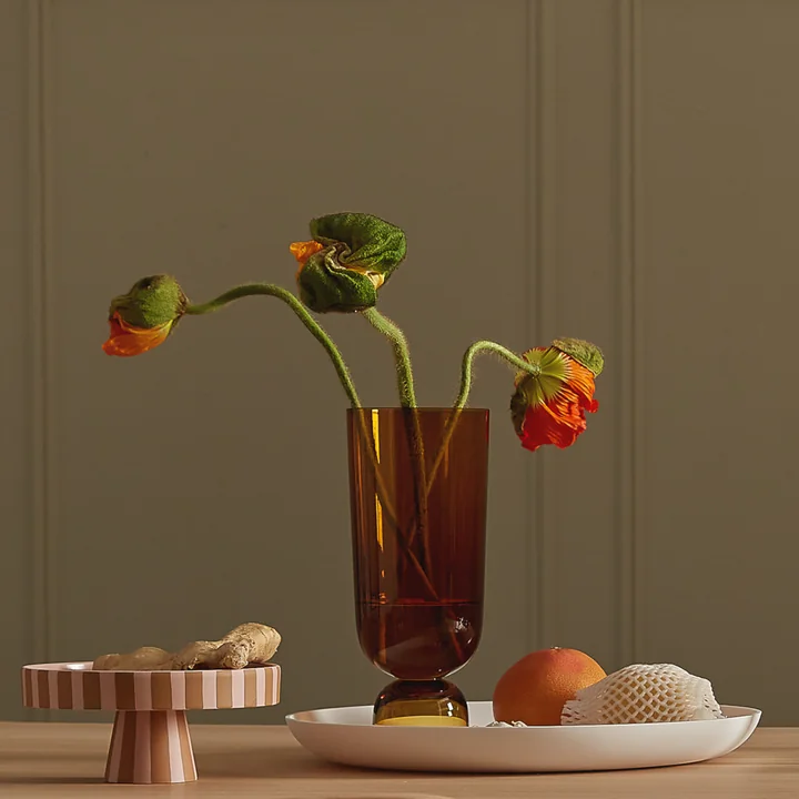 Tischdeko mit Tablett, Schalen und Vase