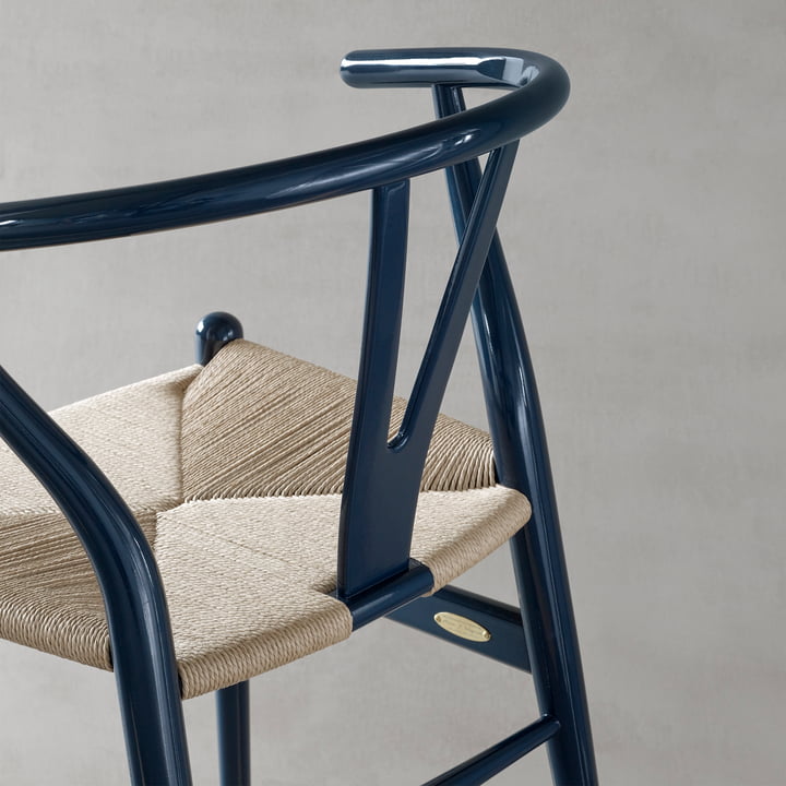 CH24 Wishbone Chair von Carl Hansen in Buche Glossy Navy Blue / Naturgeflecht (Limited Birthday Edition)