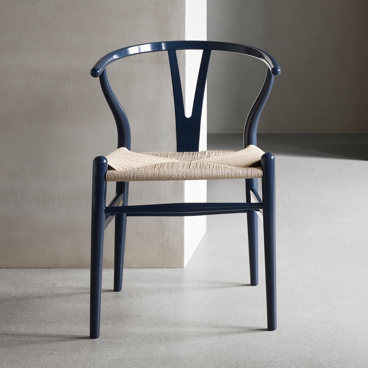 CH24 Wishbone Chair von Carl Hansen in Buche Glossy Navy Blue / Naturgeflecht (Limited Birthday Edition)