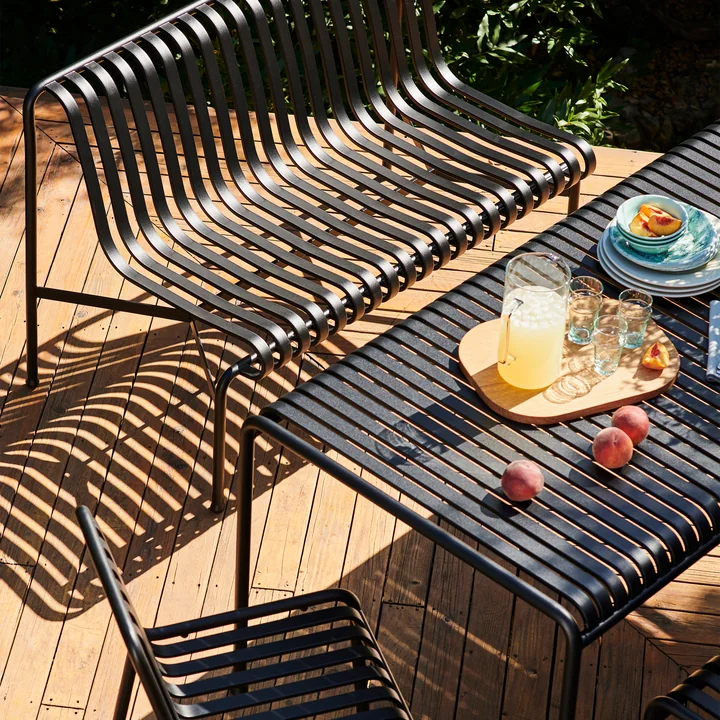 Palissade Dining Bench und Palissade Tisch rechteckig von HAY