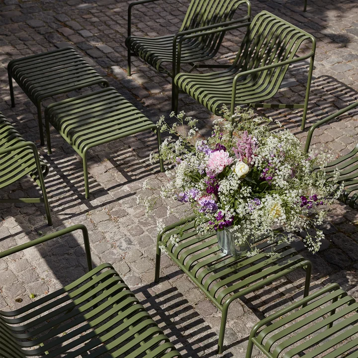 Palissade Ottoman und Palissade Lounge Chair Low von HAY in olive 