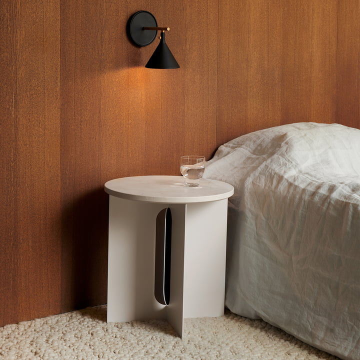 Minimalistischer Beistelltisch im Schlafzimmer