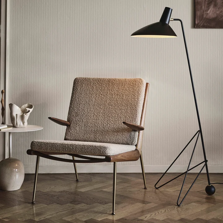 Boomerang HM2 Loungechair und Tripod HM8 Stehleuchte von &Tradition