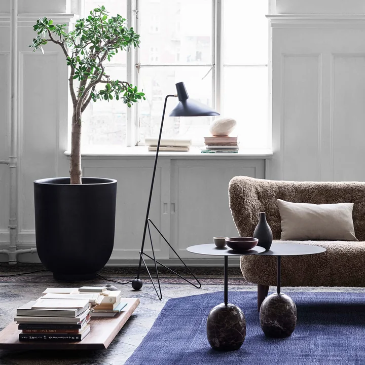 Collect SC Pflanztopf, Lato Beistelltisch, Tripod HM8 Stehleuchte und Little Petra VB2 Sofa von &Tradition