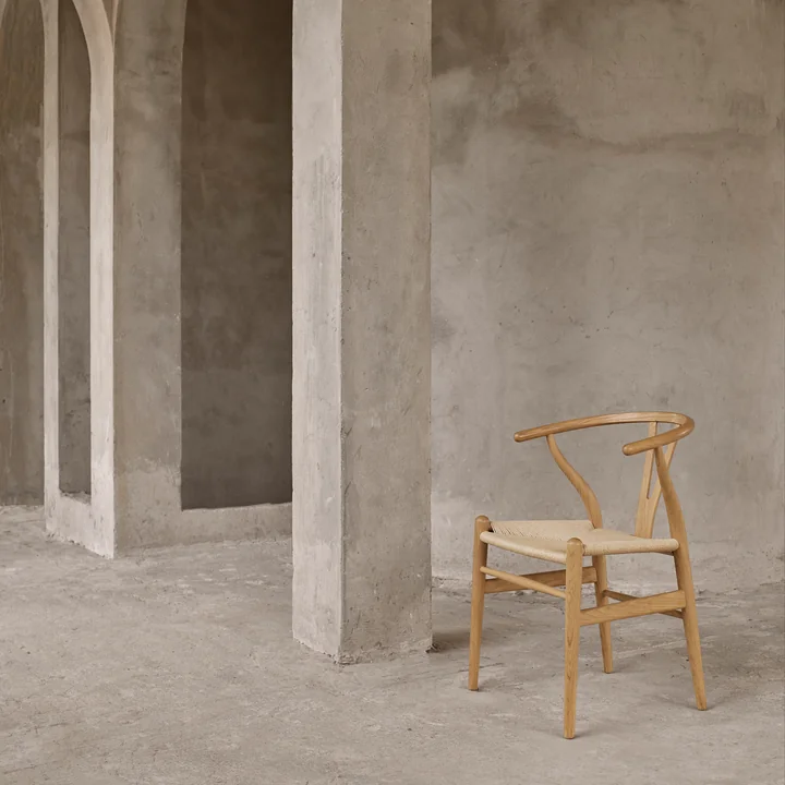 Der CH24 Wishbone Chair von Carl Hansen mit puristischen Formen und natürlichen Farben