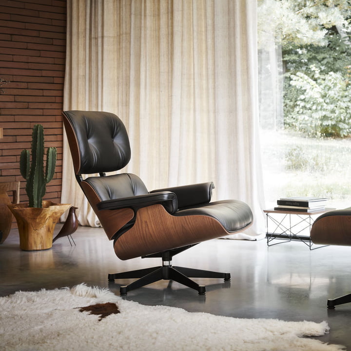 Der Lounge Chair mit Ottoman von Vitra vereint Eleganz mit Sitkomfort