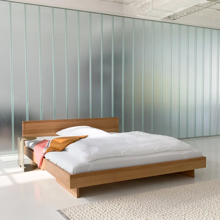 Zians Bett und Weber Beistelltisch von OUT Objekte unserer Tage