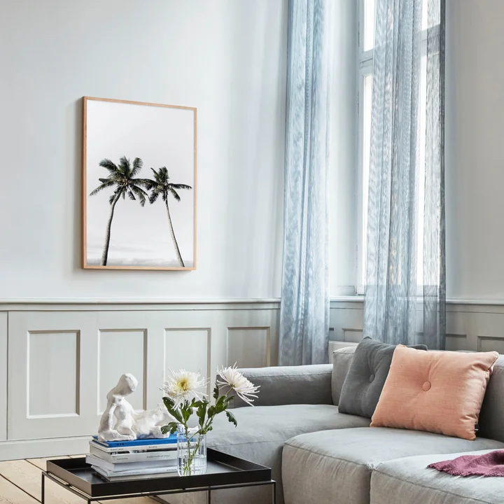 Sommerposter mit Palmen im Wohnzimmer