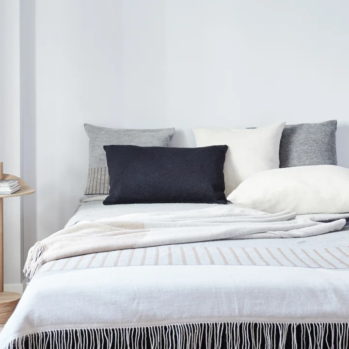 Aymara Decke und Kissen von Form & Refine